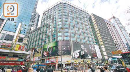 首都廣場2樓雙號迷你銀主舖，以一口價125萬元拍賣售出。
