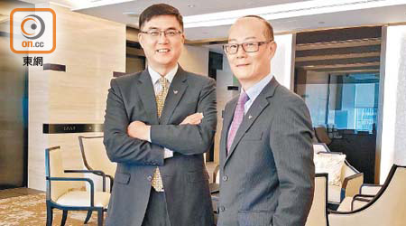 創興銀行宗建新（左）表示，該行斥資逾10億元力拓科技發展。右為創興銀行副董事總經理劉惠民。