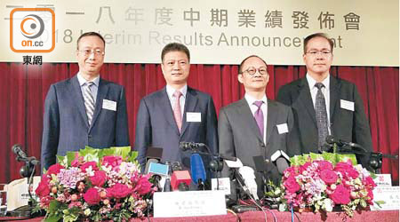 中海主席顏建國（左二）指，有信心可達到二○年銷售四千億元的目標。左一為副總裁郭光輝。