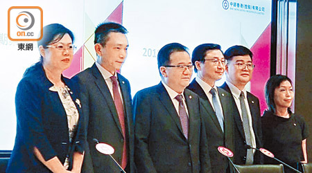 中銀香港副總裁龔楊恩慈（右一）指，香港加息步伐愈來愈近。左三為副董事長高迎欣。