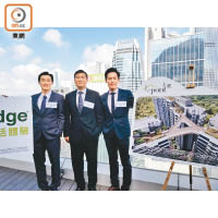 萬科置業（香港）周銘禧（左）稱，上源設貫通五座住宅的Sky Bridge。