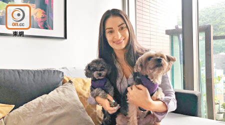 Molly從愛護動物協會領養了兩隻小狗。
