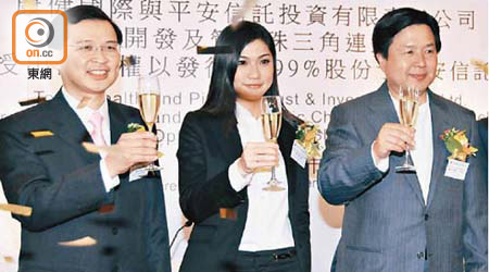 市傳康健國際創辦人曹貴子（左）返港協助廉署調查。右為康健副主席蔡志明，中為主席蔡加怡。