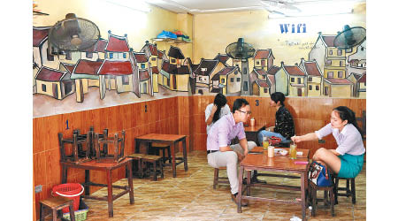 越南小店林立，租金相宜，吸引人們做生意。