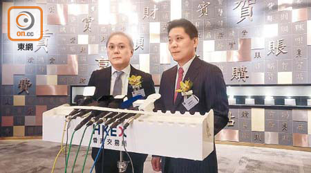 東京中央拍賣主席安藤湘桂（右）表示，上市後會專注鞏固行業地位。左為財務總監邱仲珩。