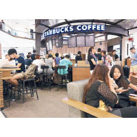 咖啡連鎖店Starbucks早年進駐香港，Sarah店舖受衝擊。