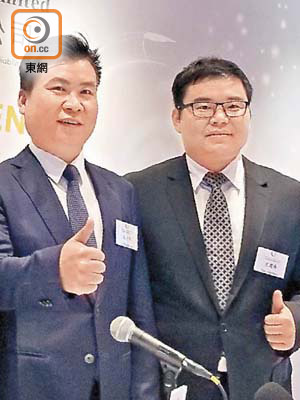 新城悅副總經理兼聯席公司秘書尤建峰（右）指，對併購維持審慎。左為戚小明。