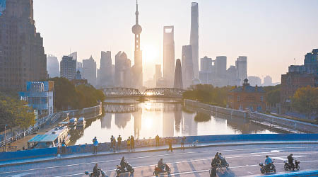 中國內外部經濟的下行壓力加大，人行指需加快推出改革措施。