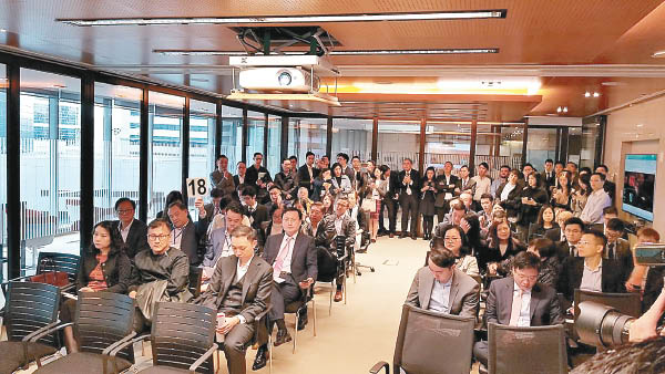 會展廣場3層銀主盤流拍 - 東方日報