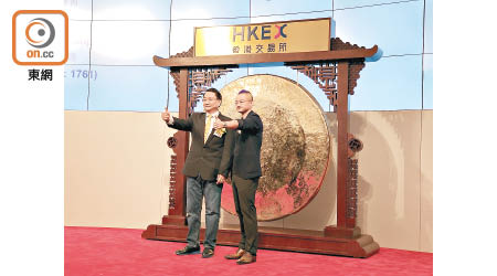 寶寶樹創辦人王懷南（左）表示，在港上市是集團長遠發展重要的一步。右為首席財務官徐翀。