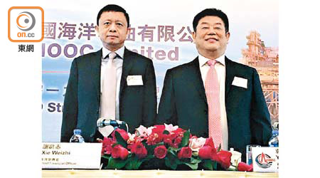 中海油首席執行官袁光宇（右）稱，油價五十至七十美元都可以接受。左為首席財務官謝尉志。
