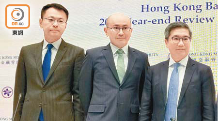 金管局副總裁阮國恒（右）強調，香港信貸周期未見轉勢。左為陳景宏。