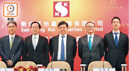 新地郭炳聯（左三）表示，集團每年香港賣樓達400億元。左二為雷霆，右一為郭基煇。