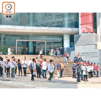 樂富揀樓中心有逾百名銀行職員「兜客」。