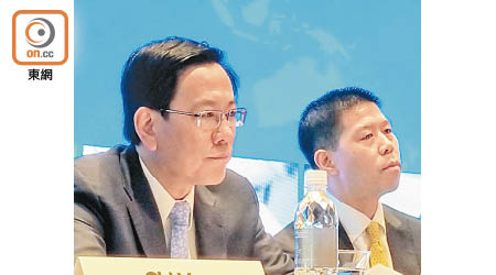 藥明康德聯席首席執行官胡正國（左）表示，公司計劃擴大廠房產能。右為首席財務官朱璧辛。