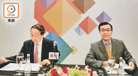 中信常振明（左）稱，會考慮派發特別股息以慶祝母企成立40周年。右為副董事長兼總經理王炯。