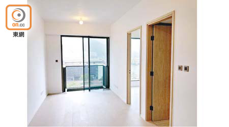 䨇寓兩房單位採長廳設計，外連露台，設近六呎闊落地玻璃趟門。