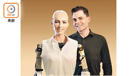 漢森（右）深信AI機械人將來會應用於多個領域，旁為其公司創造的機械人索菲亞。