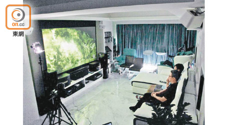 莊雄志豪花逾三十萬元在家中設置私人影院，閒時邀請朋友睇戲。
