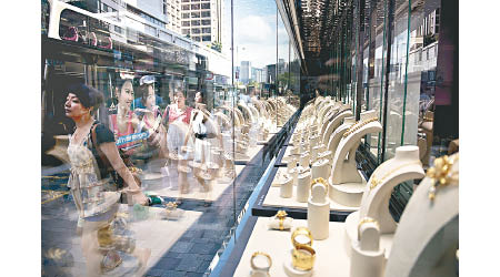 華僑永亨預料，香港三月零售銷售按年升百分之零點五。