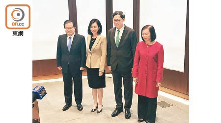銀公禤惠儀（左二）指，已成立委員會訂立綠色金融發展的未來計劃。左一為中銀香港高迎欣，右一為滙豐銀行黃碧娟，右二為金管局陳德霖。