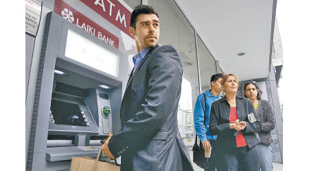 全球銀行自動櫃員機（ATM）數目去年首錄萎縮，ATM產業鏈前景或受影響。（資料圖片）