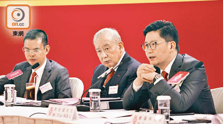 東亞李國寶（中）七月起退任行政總裁，由兩兒子李民橋（左）及李民斌（右）聯合接棒。（資料圖片）