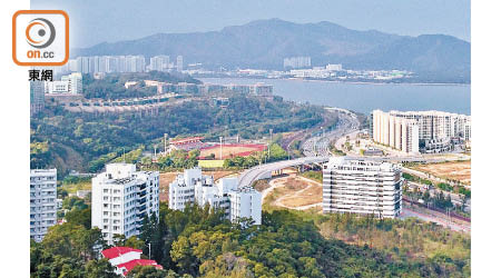 恒地建議，大幅增加大埔蕉坑的公私營住宅項目的地積比率。