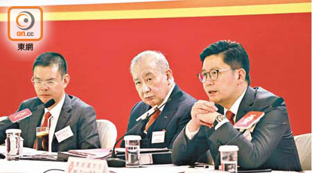 東亞日前發盈警，股價急挫。中為主席李國寶，右為李民斌，左為副行政總裁李民橋。（資料圖片）