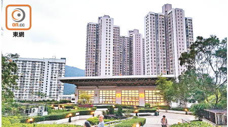 翠林邨共有八座大廈，提供逾四千九百個單位。