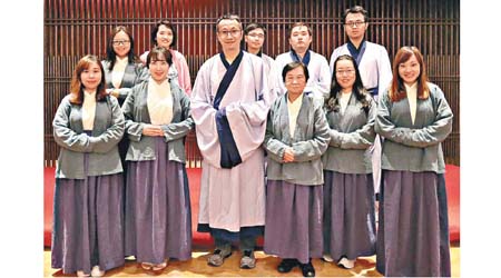 黃國英（前排左三）同一班員工着上代表孔子學生嘅漢服，體驗儒家文化。