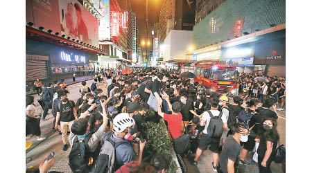 市場憂慮香港在內憂外患下，「經」脈已經盡碎，金融中心地位岌岌可危。