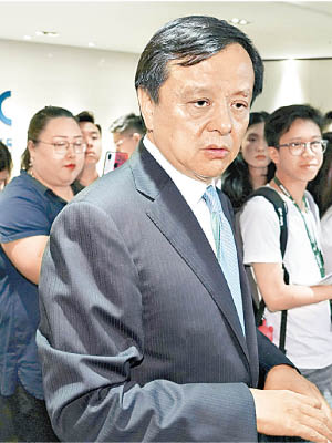 香港交易所行政總裁李小加指，百威亞太擱置上市計劃是個別事件。
