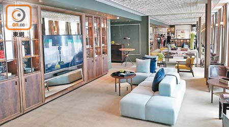 香港瑰麗府邸64樓01室實用面積4,812方呎，以三房複式設計，享有開揚海景。
