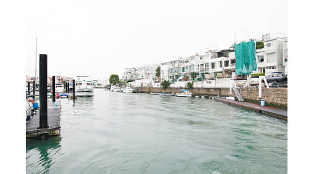 剛易手的匡湖居洋房，連有花園及船位。