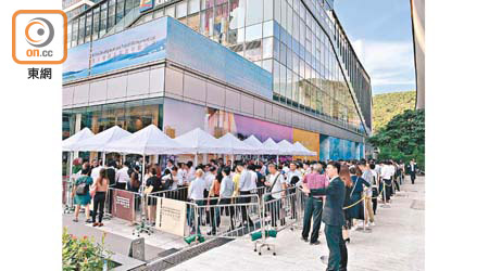 映日灣昨午起開放示範單位及收票，市場反應踴躍。