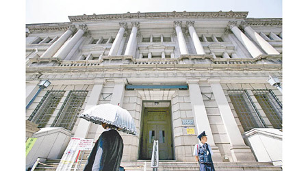 日本政府發債融資，大多落入央行手上。