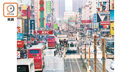 俗稱元朗大馬路的青山公路元朗段，為該區最繁忙的街道。