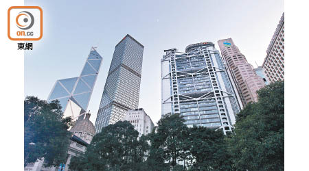 內地經濟呈急速式放緩，香港銀行業受影響最為直接。