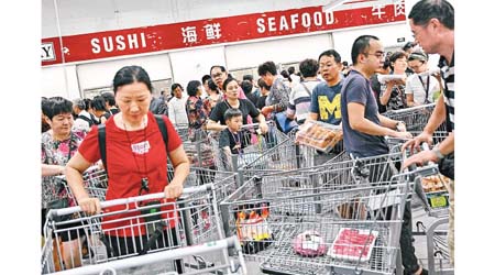 美國倉庫式超市Costco登陸中國掀狂潮，開幕當日下午被勒令停業。