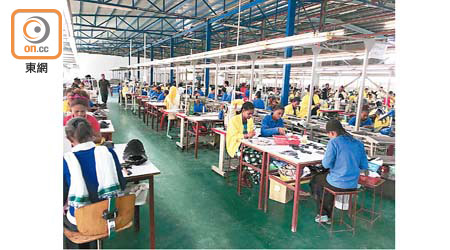 新翼鞋業的非洲廠房規模頗大，共聘約二千名員工。