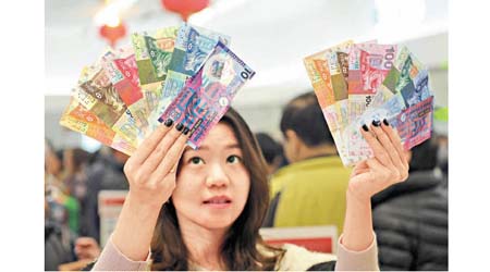 香港社會局勢升溫，港元存款跌勢料持續。