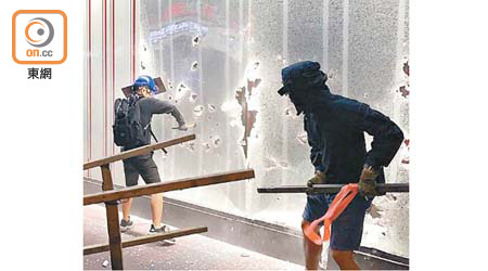 香港社會動盪，有多家連鎖店舖屢受惡意破壞。（資料圖片）