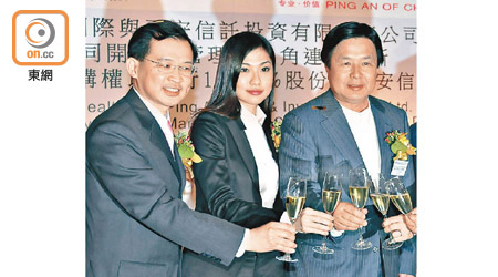 曹貴子（左）與蔡志明（右）被指關係密切，二人合夥公司持有康健股權，並由蔡志明女兒蔡加怡（中）任主席。