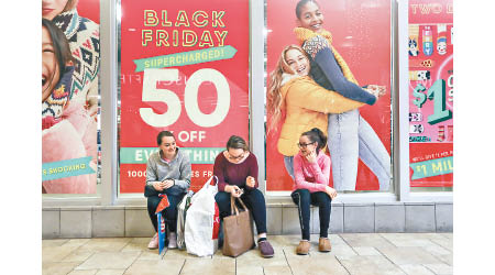 美國感恩節和「黑色星期五」的實體零售店人流減少。