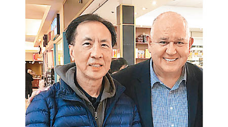 李焜明（左）在街上巧遇萬錦市市長薛家平（右）。
