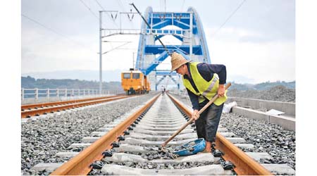 發改委指今年42個計劃鐵路項目中，約33個位於中西部和東北地區。