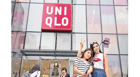 UNIQLO服裝款式日新月異，每款衫需要配合包裝嘅摺法都唔同。