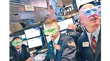 美股出市員戴上眼鏡，慶祝2020年來臨。（美聯社圖片）