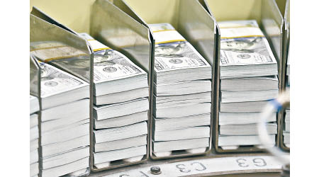 美國狂「印銀紙」長遠有可能動搖美元之霸權地位。
